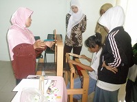 インドネシアの学生が手織りに挑戦